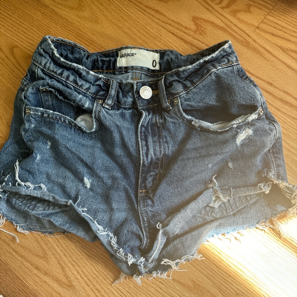 cute only worn twice garage shorts !! Bought them online but they were too small